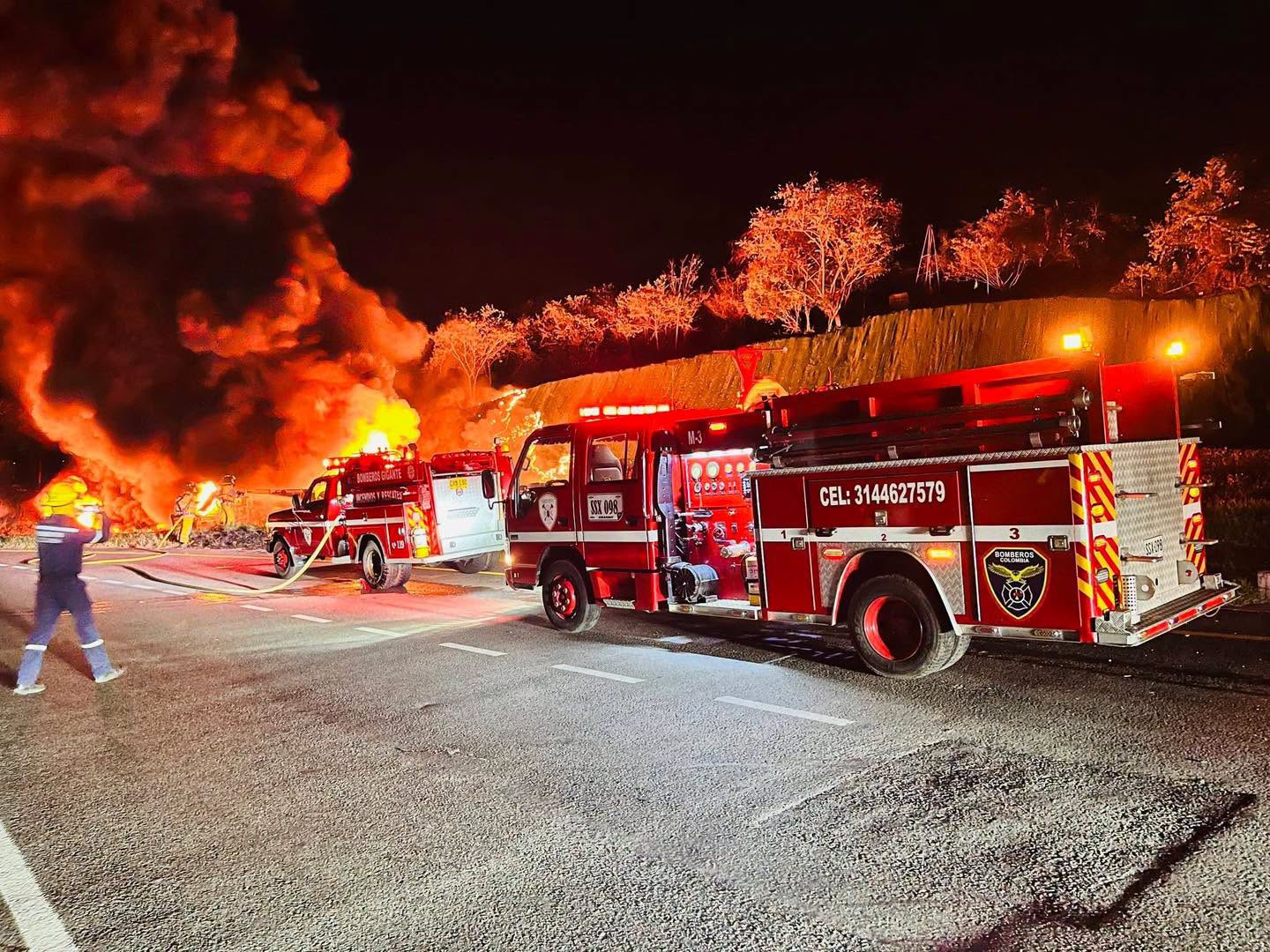 Bomberos de Gigante atendiendo durante la noche un incendio en la Ruta 45