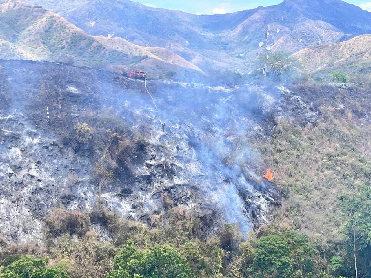 Bomberos Voluntarios de Gigante atendiendo un incendio forestal en el sector del barrio Las Brisas
